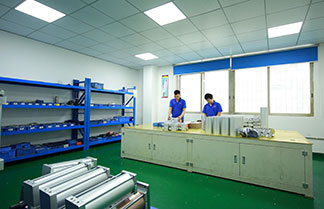 菠萝视频污版网址入口增压缸产品装配室