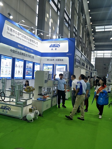 菠萝视频污版网址入口在现场为客户介绍菠萝福利导航缸