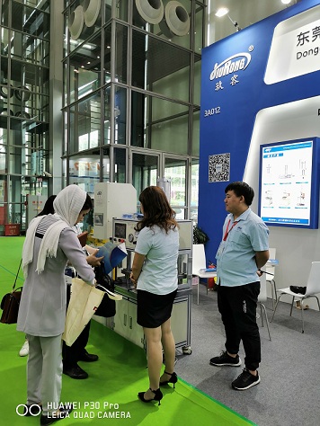 菠萝视频污版网址入口在现场为客户介绍菠萝福利导航缸